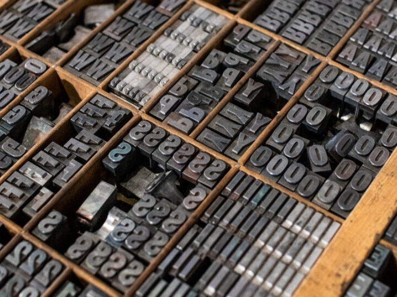 Công nghệ in Typo vô cùng phức tạp và tốn chi phí